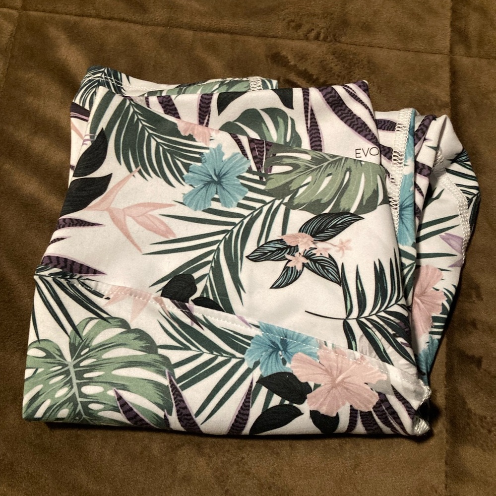 Evolution and Creation brand,size medium,beautiful colorful print,capri pants - Picture 7 of 7
